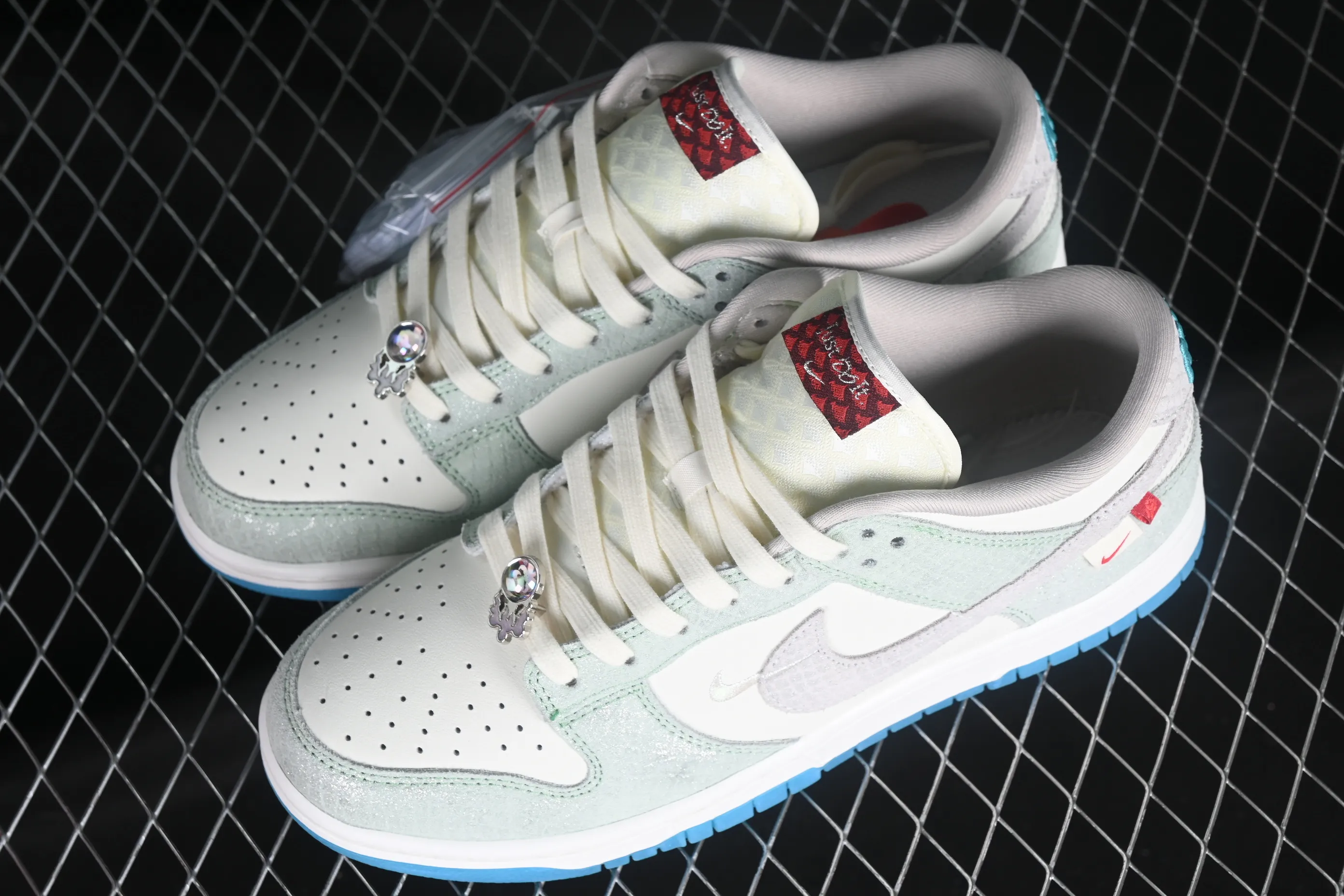 All Categories Nk SB Dunk Series Nk SB Dunk Low Low-top sneakers Z version Nk Dunk Low 2024 Year of the Dragon customized SB low-top casual sneakers FZ5065-111